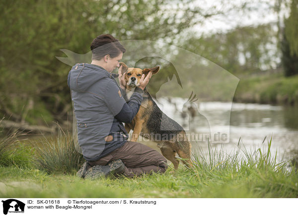 Frau mit Beagle-Mischling / woman with Beagle-Mongrel / SK-01618