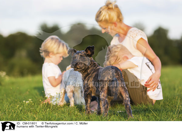 Menschen mit Terrier-Mischlinge / humans with Terrier-Mongrels / CM-01801