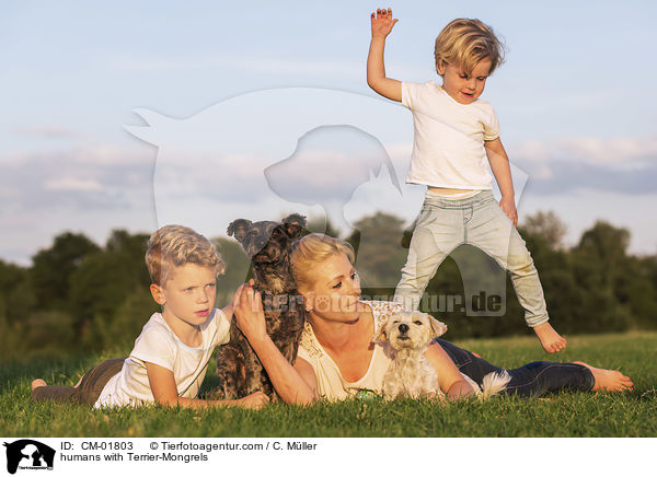 Menschen mit Terrier-Mischlinge / humans with Terrier-Mongrels / CM-01803