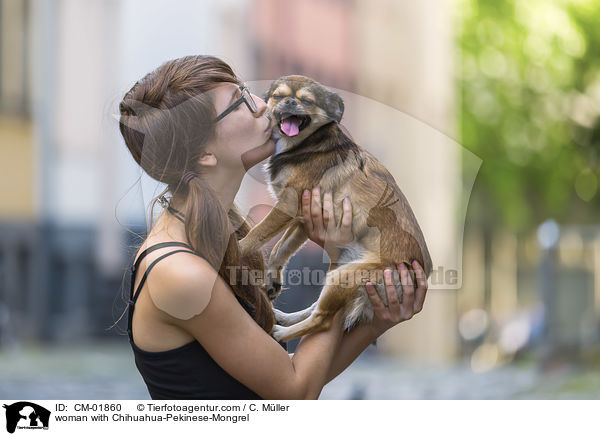 Frau mit Chihuahua-Pekinese-Mischling / woman with Chihuahua-Pekinese-Mongrel / CM-01860