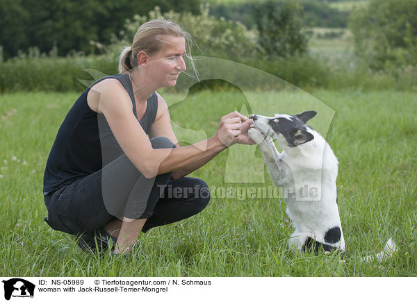 Frau mit Jack-Russell-Terrier-Mischling / woman with Jack-Russell-Terrier-Mongrel / NS-05989