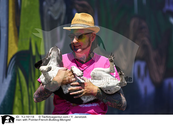 Mann mit Pointer-Franzsische-Bulldogge-Mischling / man with Pointer-French-Bulldog-Mongrel / YJ-16118