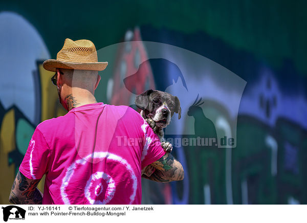 Mann mit Pointer-Franzsische-Bulldogge-Mischling / man with Pointer-French-Bulldog-Mongrel / YJ-16141