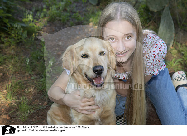 Mdchen mit Golden-Retriever-Mischling / girl with Golden-Retriever-Mongrel / MS-01702