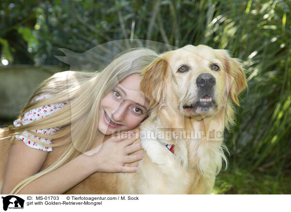 Mdchen mit Golden-Retriever-Mischling / girl with Golden-Retriever-Mongrel / MS-01703