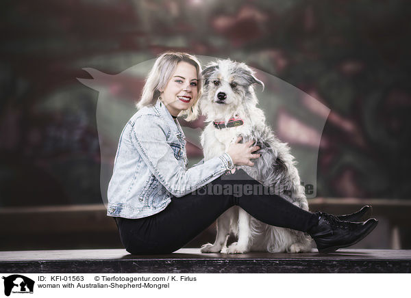 Frau mit Australian-Shepherd-Mischling / woman with Australian-Shepherd-Mongrel / KFI-01563
