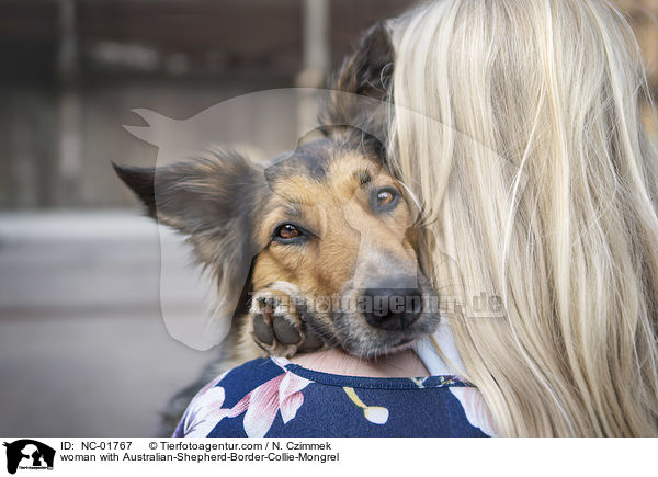 Frau mit Australian-Shepherd-Border-Collie-Mischling / woman with Australian-Shepherd-Border-Collie-Mongrel / NC-01767