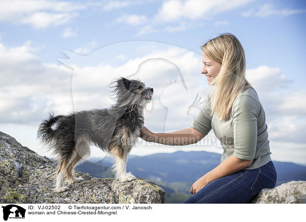 Frau und Chinesischer-Schopfhund-Mischling / woman and Chinese-Crested-Mongrel / VJ-02502
