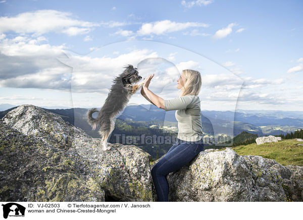Frau und Chinesischer-Schopfhund-Mischling / woman and Chinese-Crested-Mongrel / VJ-02503