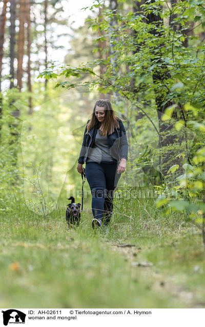 Frau und Mischling / woman and mongrel / AH-02611