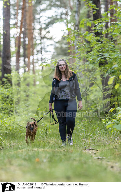 woman and mongrel / AH-02612