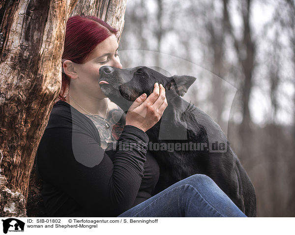 Frau und Schferhund-Mischling / woman and Shepherd-Mongrel / SIB-01802