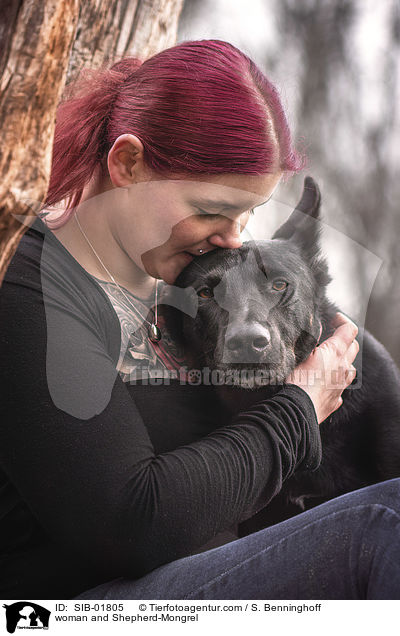 Frau und Schferhund-Mischling / woman and Shepherd-Mongrel / SIB-01805