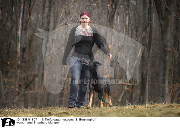 Frau und Schferhund-Mischling / woman and Shepherd-Mongrel / SIB-01807