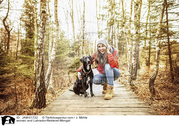 Frau und Labrador-Retriever-Mischling / woman and Labrador-Retriever-Mongel / JAM-01722