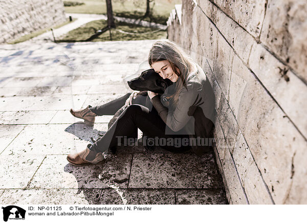 Frau und Labrador-Pitbull-Mischling / woman and Labrador-Pitbull-Mongel / NP-01125