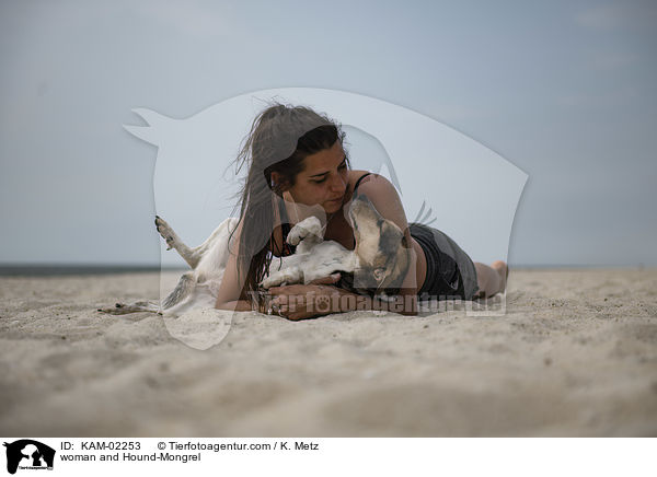 Frau und Bracke-Mischling / woman and Hound-Mongrel / KAM-02253