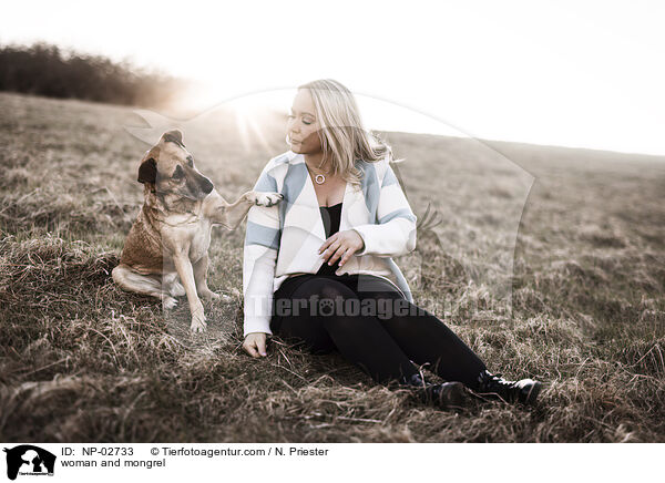Frau und Mischling / woman and mongrel / NP-02733