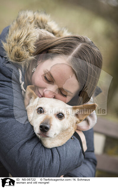 Frau und alter Mischling / woman and old mongrel / NS-06722