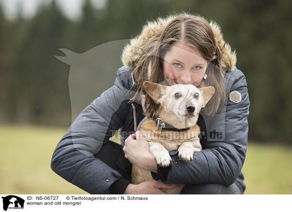 Frau und alter Mischling / woman and old mongrel / NS-06727