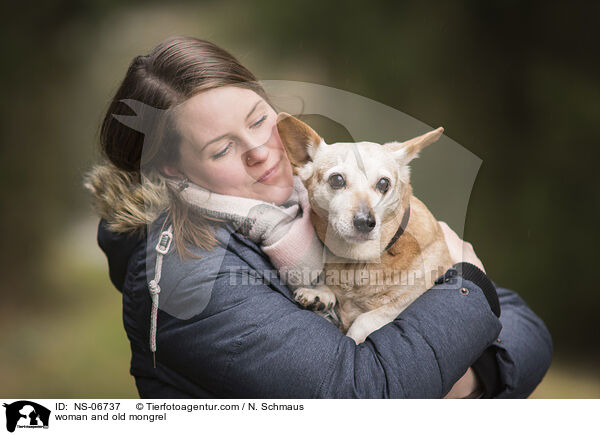 Frau und alter Mischling / woman and old mongrel / NS-06737