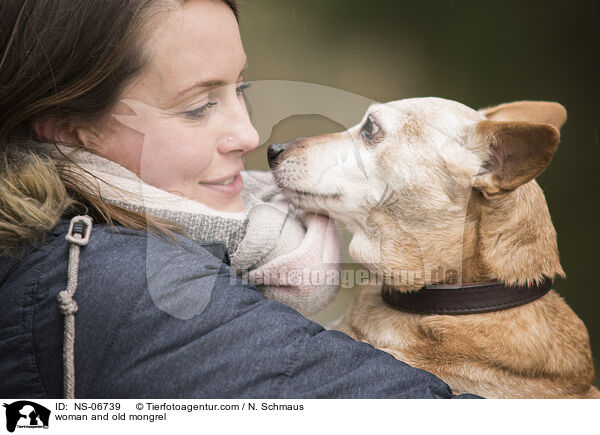 Frau und alter Mischling / woman and old mongrel / NS-06739