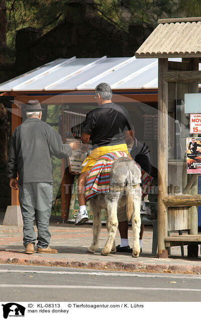 Mann reitet Esel / man rides donkey / KL-08313