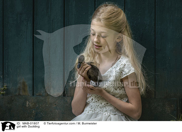 Mdchen mit Entenkken / girl with Duckling / MAB-01807