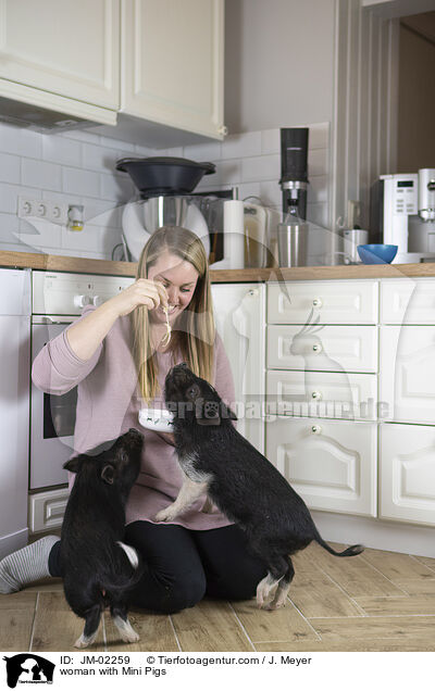 Frau mit Minischweinen / woman with Mini Pigs / JM-02259