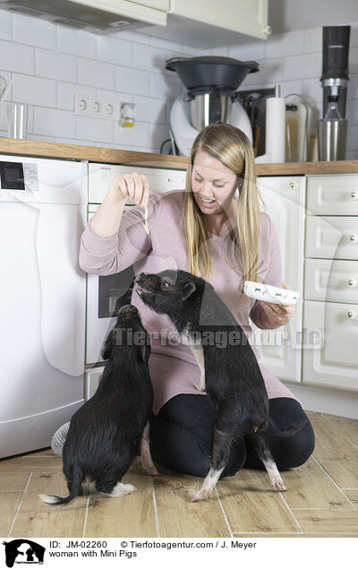 Frau mit Minischweinen / woman with Mini Pigs / JM-02260