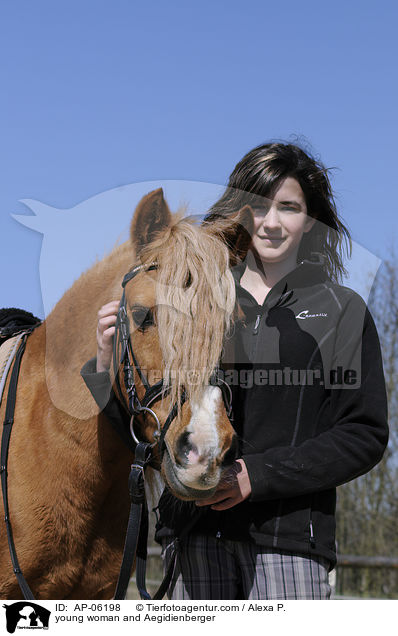 junge Frau mit Aegidienberger / young woman and Aegidienberger / AP-06198