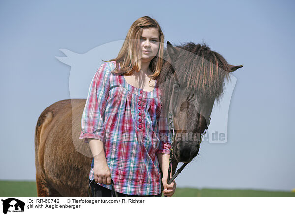 Mdchen mit Aegidienberger / girl with Aegidienberger / RR-60742