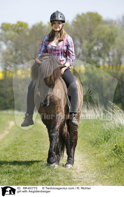 Mdchen mit Aegidienberger / girl with Aegidienberger / RR-60770