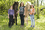 girls with ponies