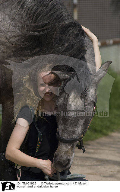 Frau und Andalusier / woman and andalusian horse / TM-01629