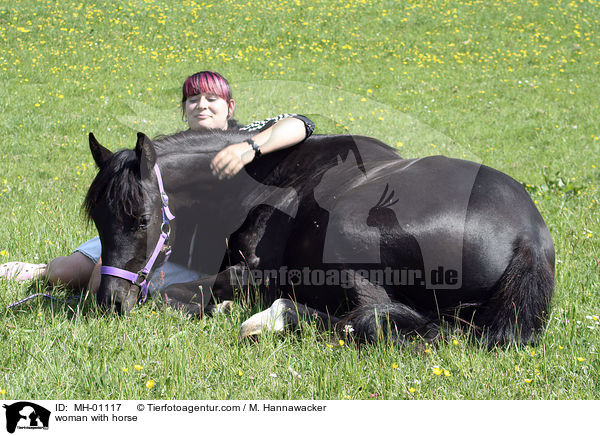 Vertrauen zwischen Mensch und Pferd / woman with horse / MH-01117