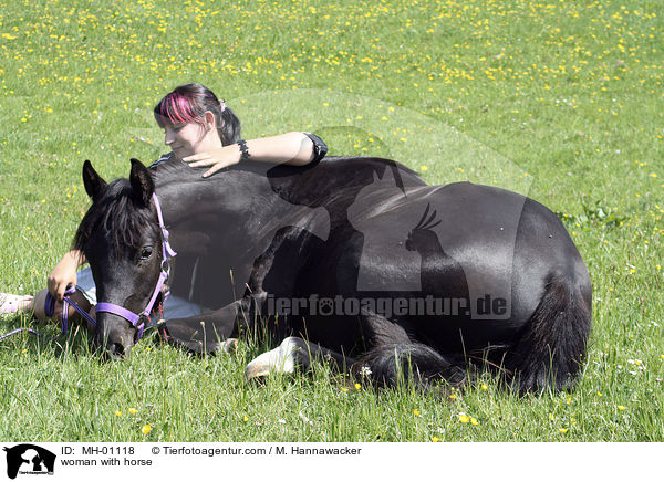 Vertrauen zwischen Mensch und Pferd / woman with horse / MH-01118