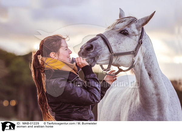 woman and arabian horse / MAB-01229