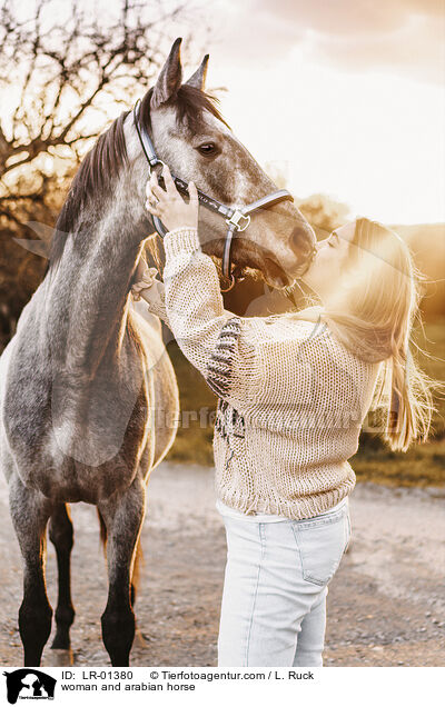 woman and arabian horse / LR-01380