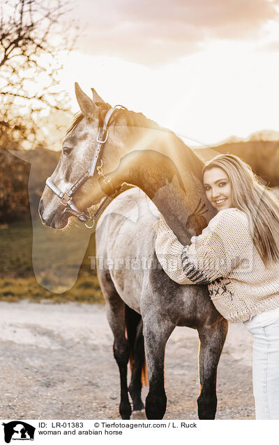 woman and arabian horse / LR-01383