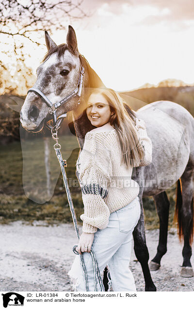 woman and arabian horse / LR-01384