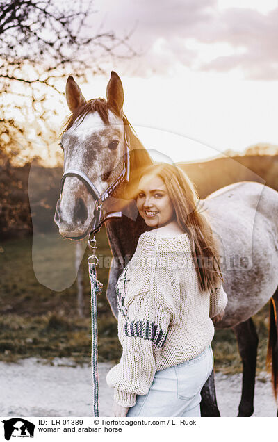 woman and arabian horse / LR-01389