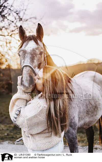 woman and arabian horse / LR-01390