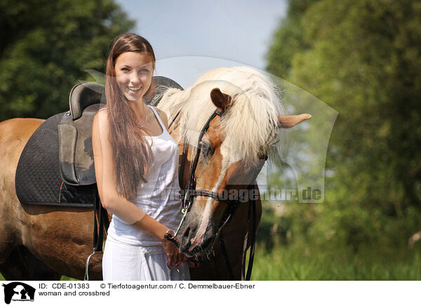 Frau und Arabo-Haflinger / woman and crossbred / CDE-01383