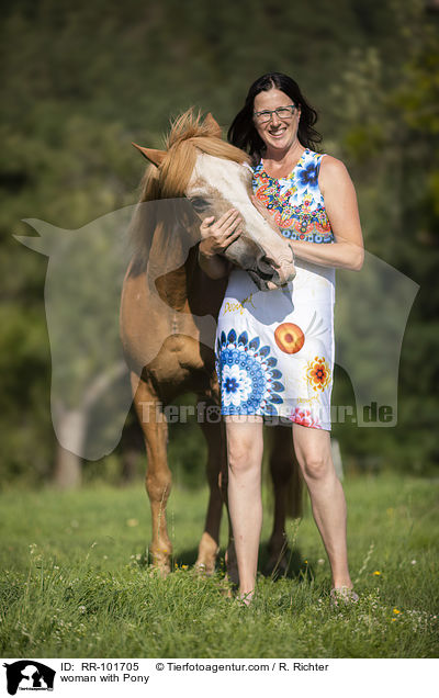 woman with Pony / RR-101705