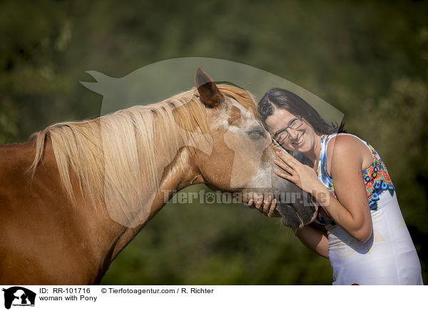 Frau mit Pony / woman with Pony / RR-101716