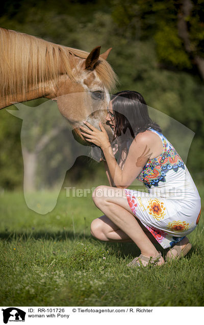 Frau mit Pony / woman with Pony / RR-101726