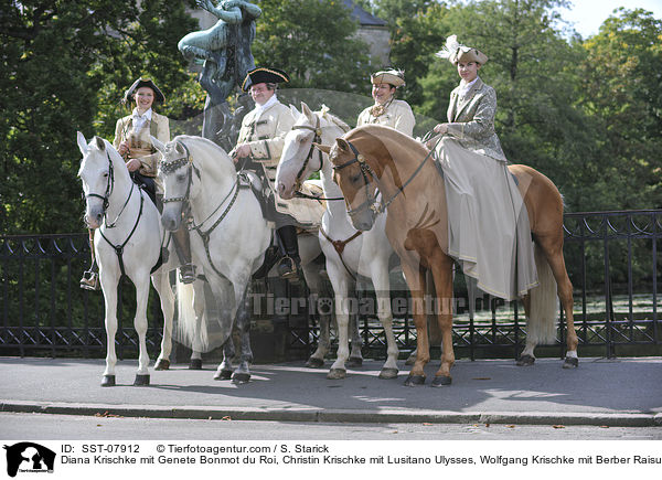 Diana Krischke mit Genete Bonmot du Roi, Christin Krischke mit Lusitano Ulysses, Wolfgang Krischke mit Berber Raisulih el Hadi und Lusitano Odeceixe / SST-07912