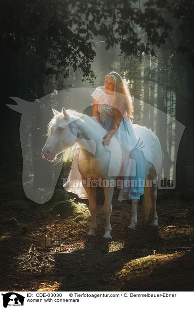 Frau mit Connemara / woman with connemara / CDE-03030