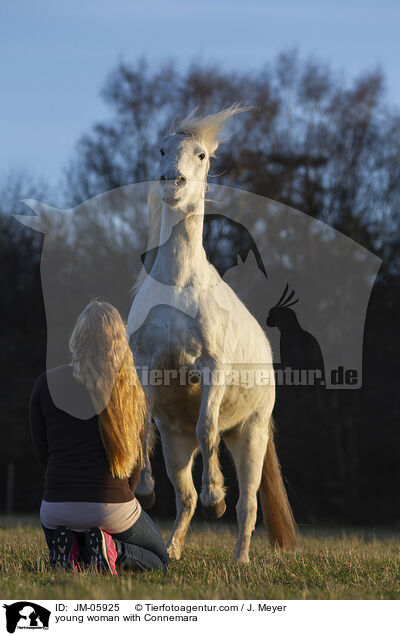junge Frau mit Connemara / young woman with Connemara / JM-05925